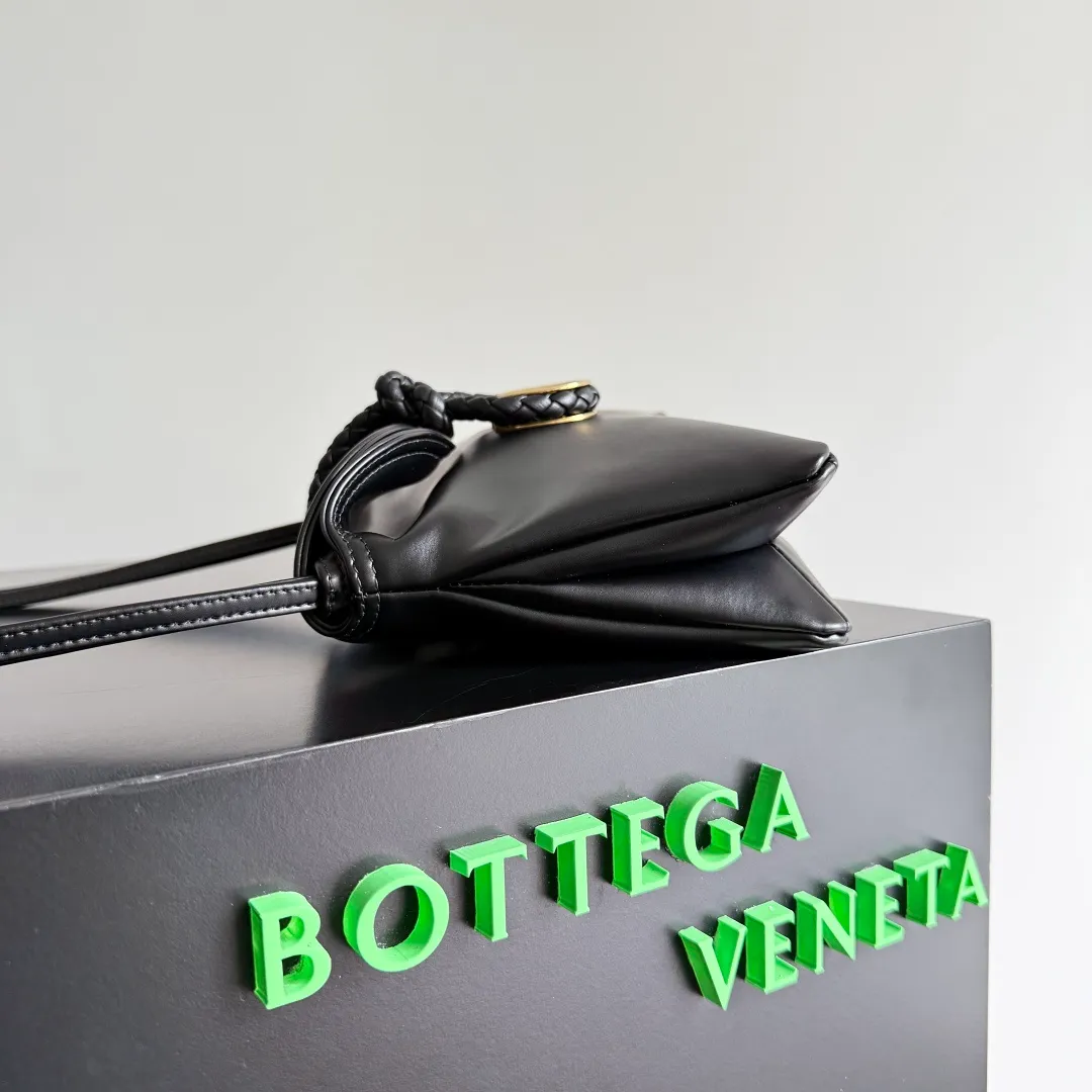 Batch 1520 BOTTEGA VENETA 2025 women's mini LIBERTA crossbody bag, the smallest size is shipped! ! Summer is here, how can you go out and play without a small bag? The "Freedom" series has the advantage of not being picky about seasons. I really like it. A small bag with a generous temperament is an indispensable item for every girl to perfectly adapt to the variety of summer outfits. The high-quality leather reveals a delicate luster. The U-shaped high-quality hardware design is enlarged in this size, which is the finishing touch. Whether it is attending a banquet or daily travel, it can show off the taste. Style No.: 826147 Size: 24*15.5*5cm